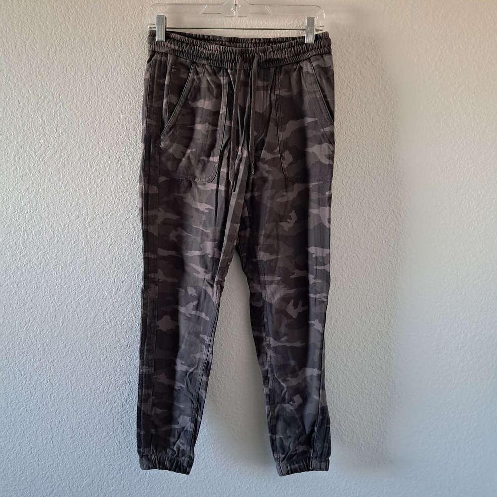 Athleta Farallon Camo Joggers Green Size 4 Athleisure Casual Capsule